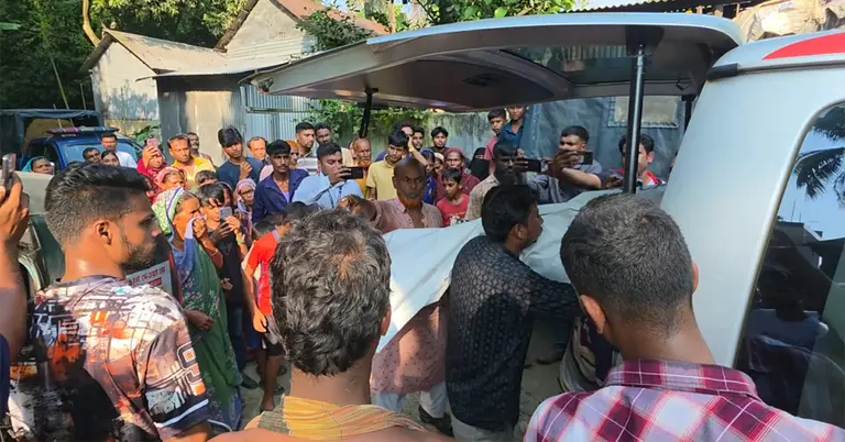 ঘটনাস্থলে পুলিশ ও স্থানীয়রা